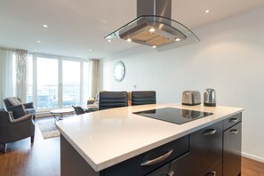 Private kitchen - Kenny Apartment  Austin David Apartments (London)