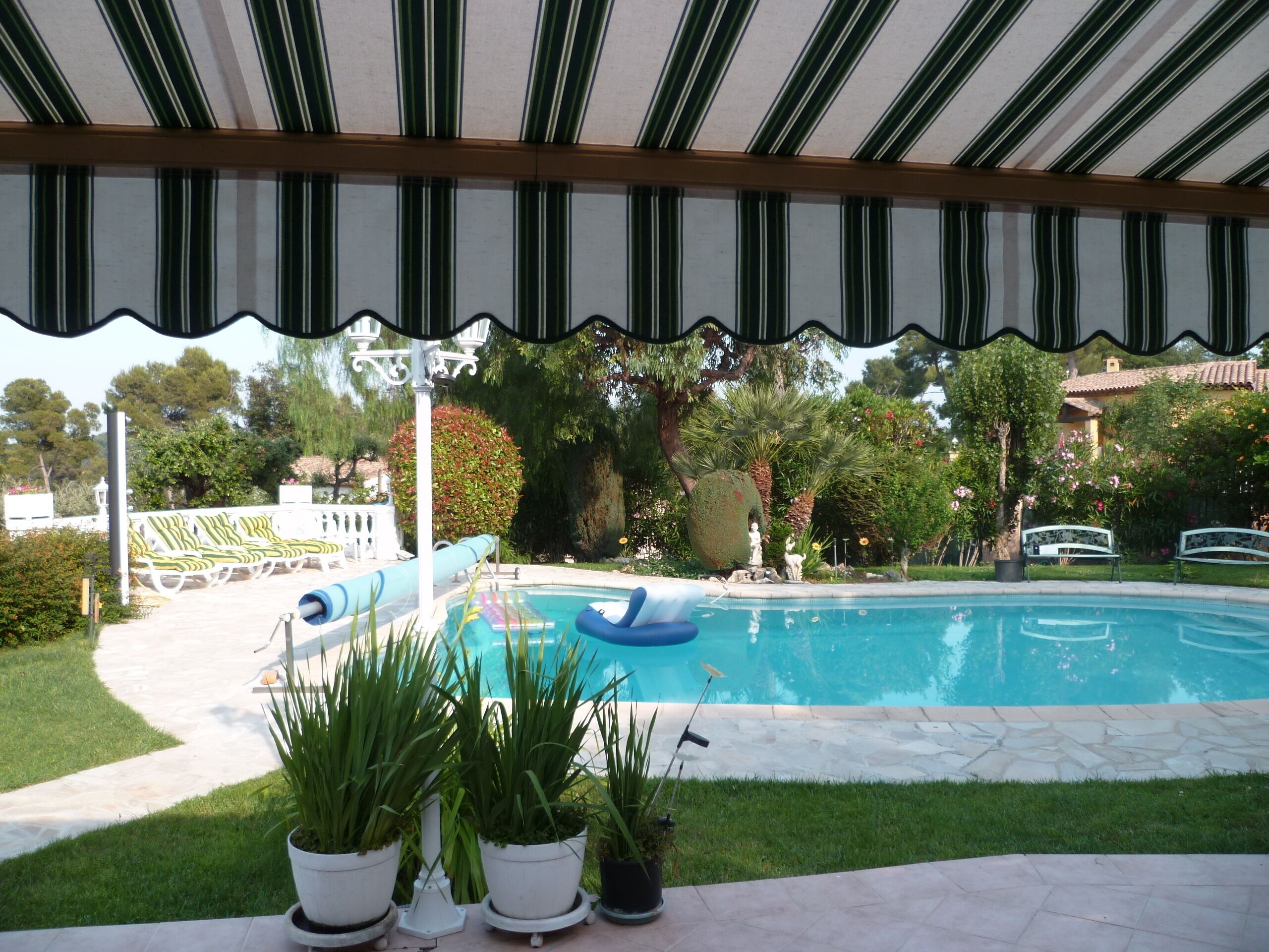 2 bedrooms upstairs in a house with swimming pool