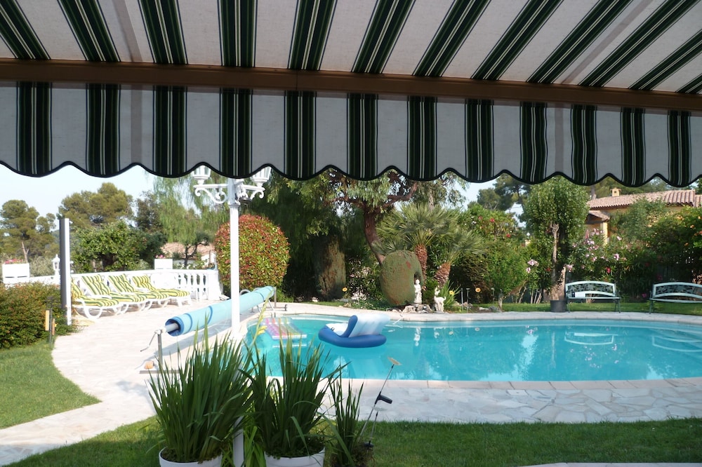 2 dormitorios arriba en una casa con piscina