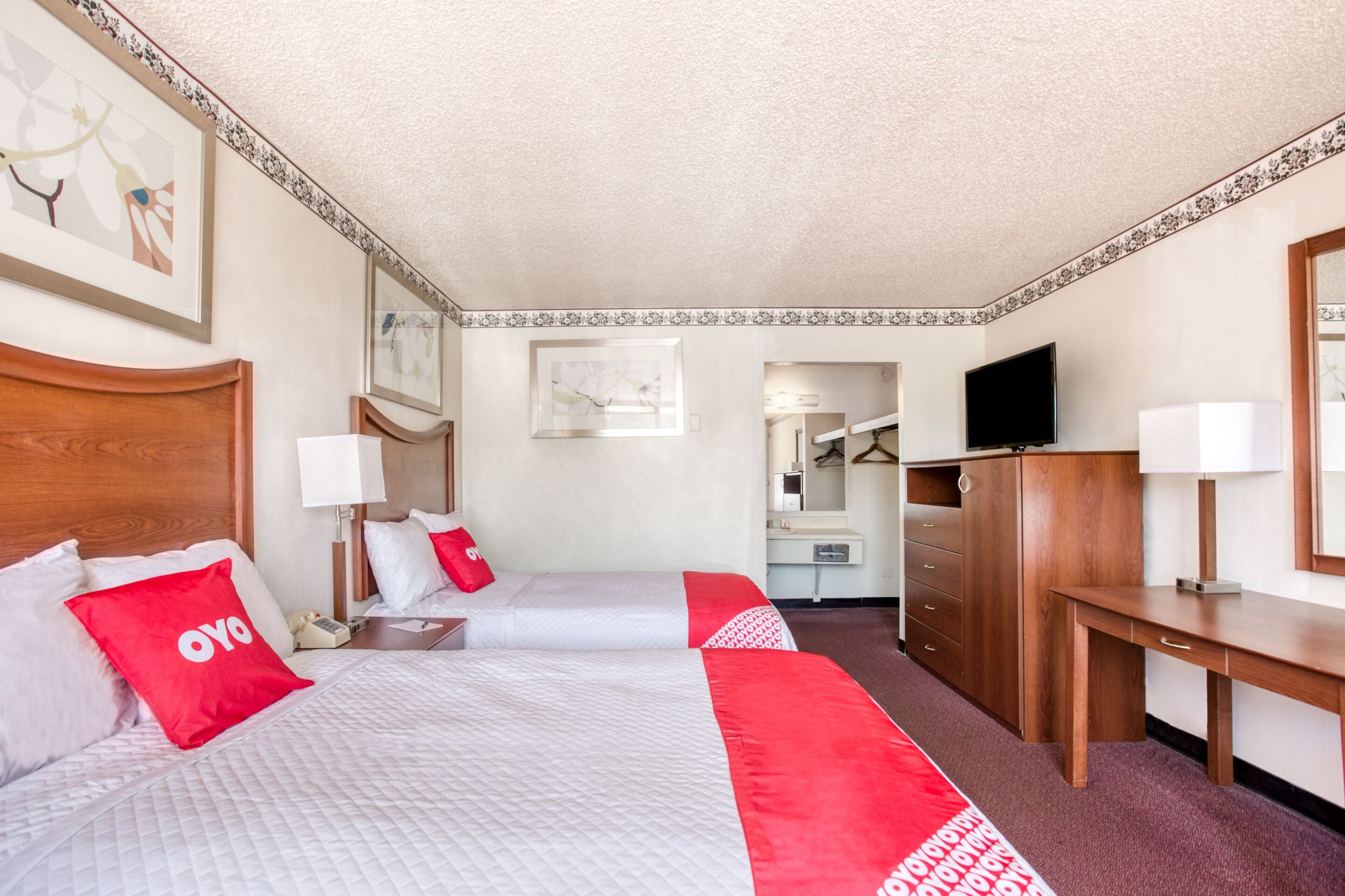 2 Full Beds Smoking | Desk, bed sheets