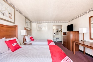 2 Full Beds Smoking | Escritorio y ropa de cama