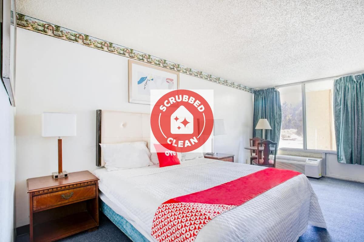 Room, 1 King Bed, Smoking | Desk, bed sheets