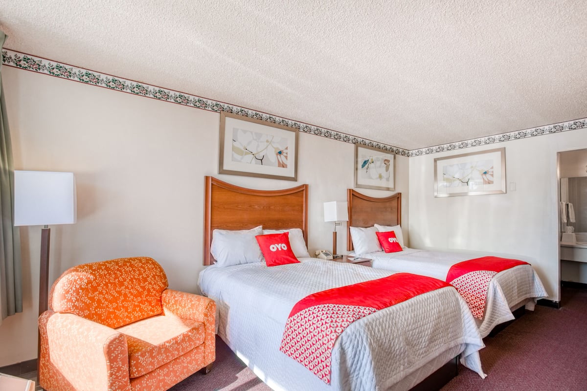 2 Full Beds Smoking | Desk, bed sheets