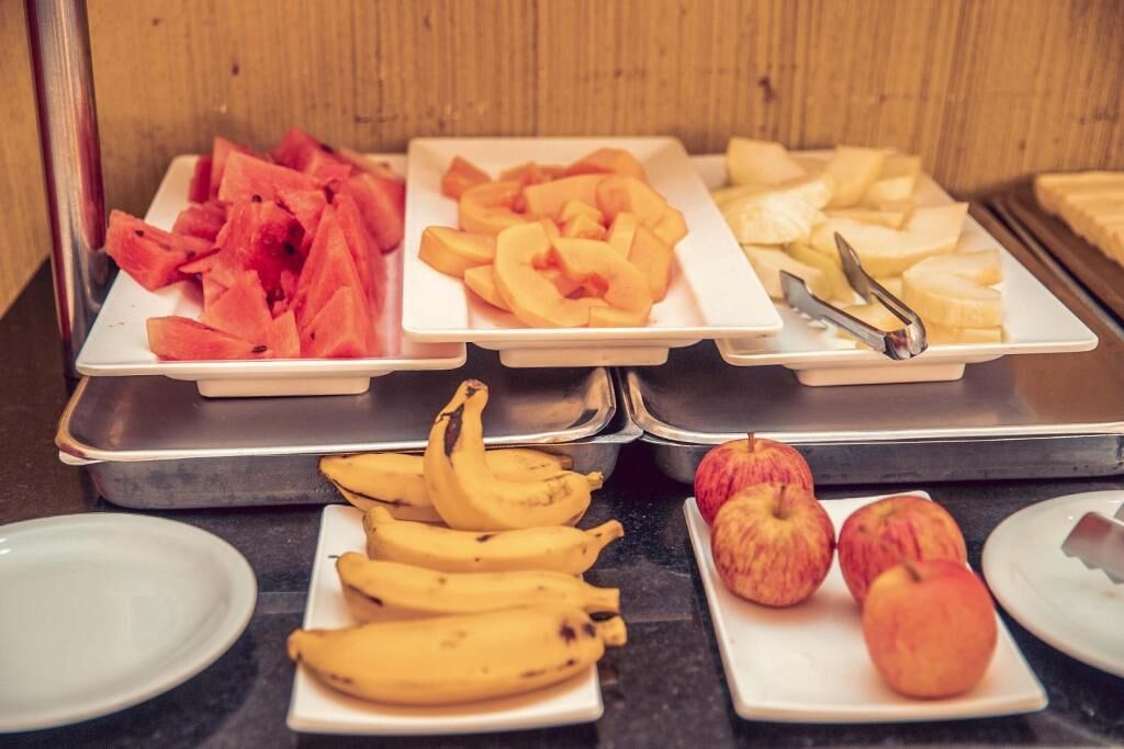Een buffet met verschillende soorten fruit en groenten.