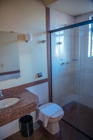 Een douche, handdoeken
