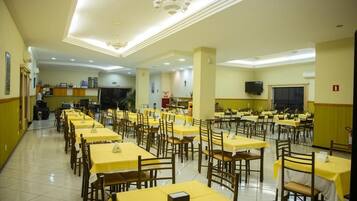Café da manhã com buffet grátis todos os dias