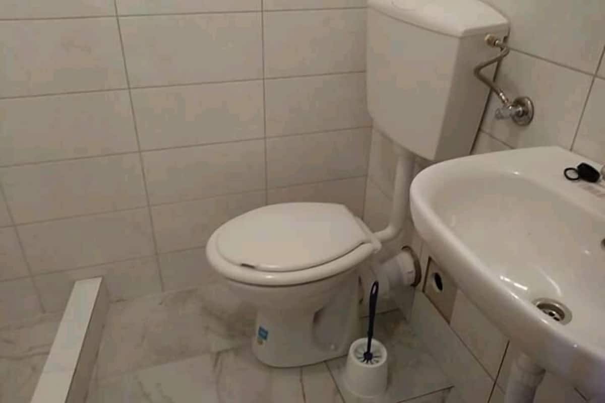 Családi szoba (Family room with shower) | Fürdőszoba | Zuhanyzó, törölközők, szappan és toalettpapír