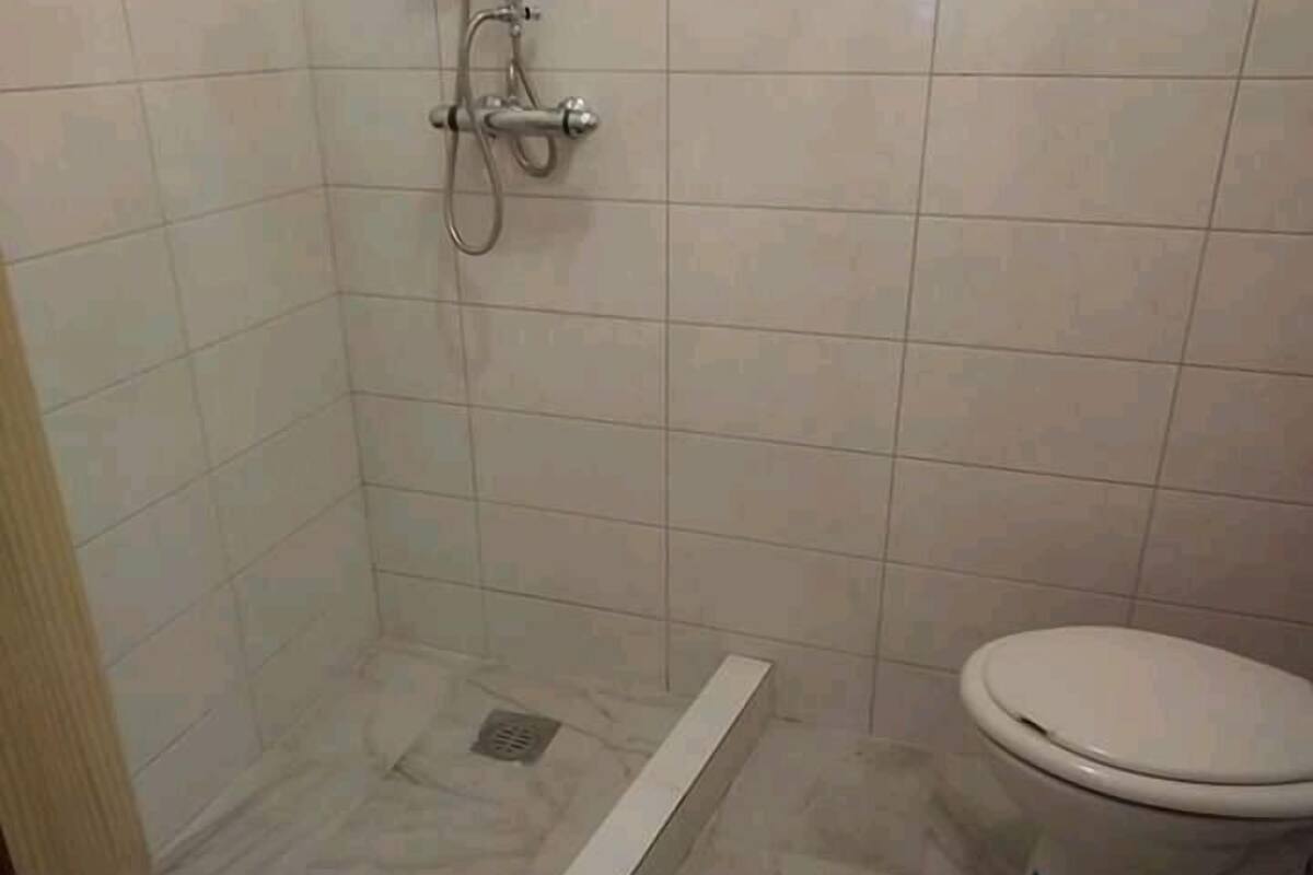 Családi szoba (Family room with shower) | Fürdőszoba | Zuhanyzó, törölközők, szappan és toalettpapír