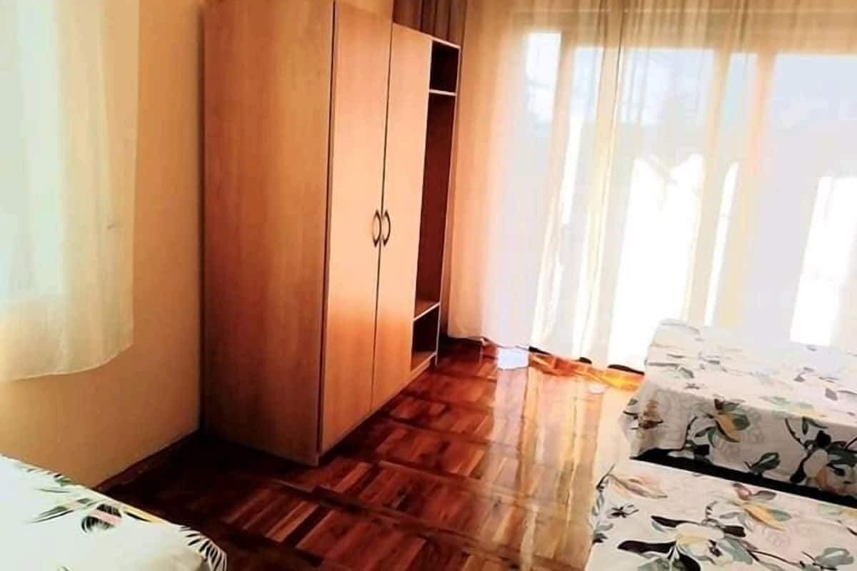 Családi szoba, kilátással a tengerre | Nappalirész | Síkképernyős tévé