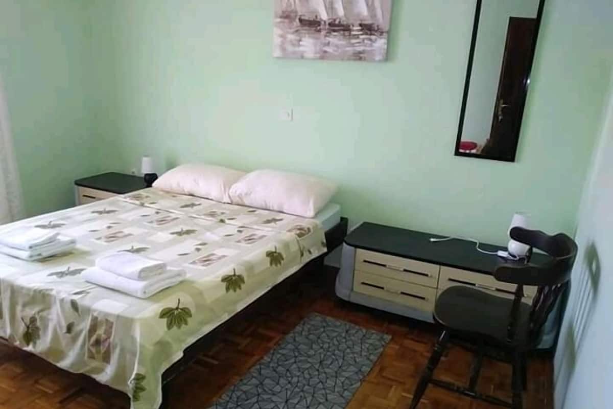 Standard háromágyas szoba, közös fürdőszoba | Ingyenes wifi és ágynemű