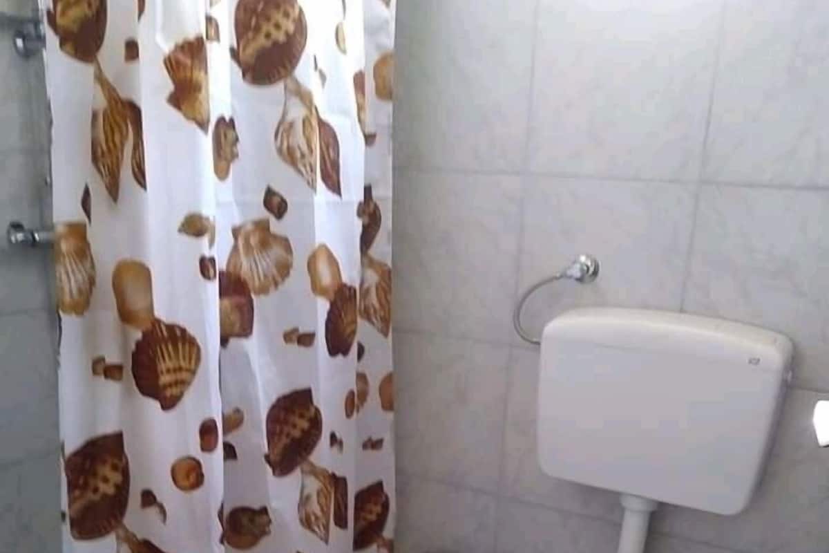 Zuhanyzó, törölközők, szappan és toalettpapír