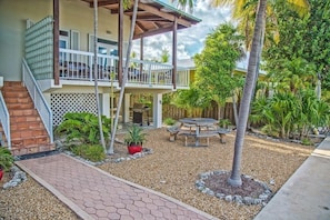 Outdoor dining - P64 - Spacious 3 bedroom duplex in Key Colony with dockage and Cabana Club Access! (Key Colony Beach)