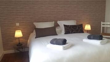 Habitació triple, bany privat (Marie-Josephine) | Decoració individual, mobiliari individual i habitacions insonoritzades