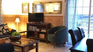 Cottage, 2 Bedrooms | Living area