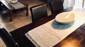 Småhus, 2 soverom | Spiseområde på rommet