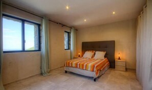 5 bedrooms, iron/ironing board, WiFi, bed sheets