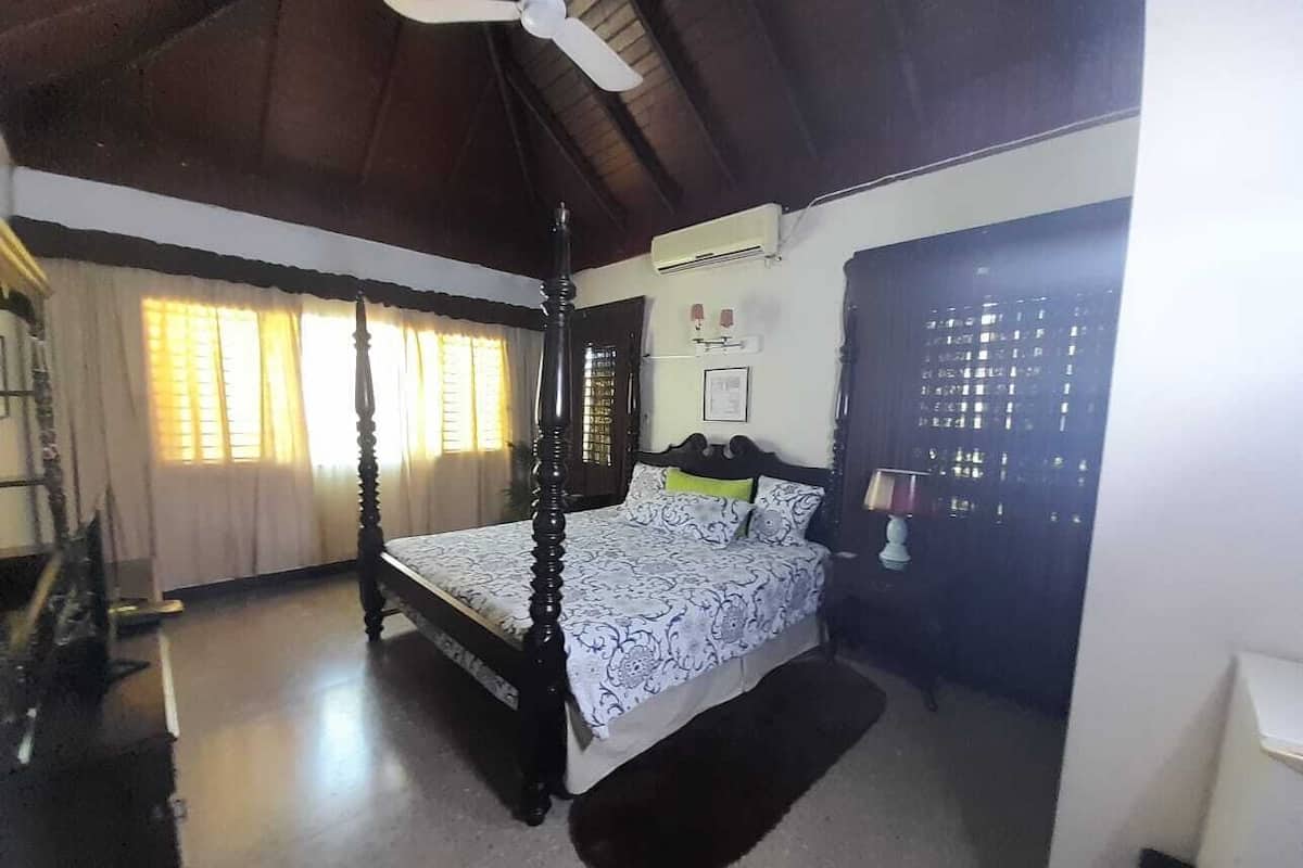 Habitación básica, 1 cama de matrimonio grande, vistas a la piscina | Colchones con acolchado adicional, caja fuerte, cortinas opacas
