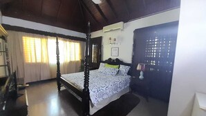 Habitación básica, 1 cama King size, vista a la alberca | Camas con pillow-top y caja de seguridad en la habitación