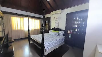 Basic Room, 1 King Bed, Pool View | Pillowtop beds, in-room safe, individually decorated, blackout drapes