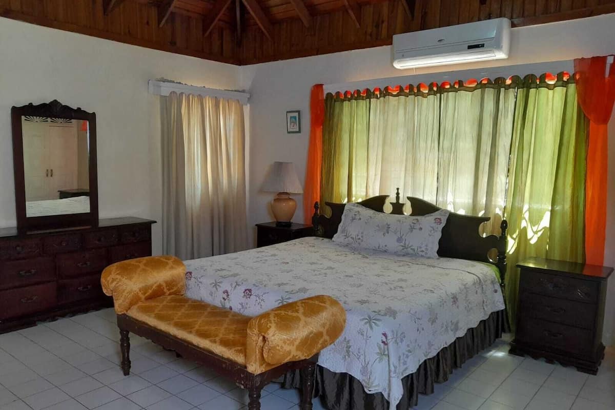 Suite ejecutiva, 1 cama de matrimonio grande (Room 5) | Colchones con acolchado adicional, caja fuerte, cortinas opacas