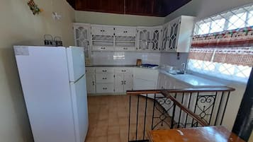 Executive Suite, 1 King Bed (Room 5) | Private kitchen