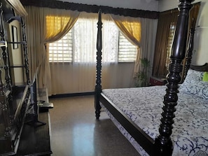 Basic Room, 1 King Bed, Pool View