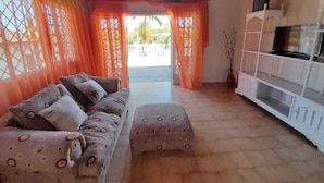 Suite ejecutiva, 1 cama King size (Room 5) | Área de sala de estar | Televisión