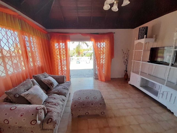 Executive Suite, 1 King Bed (Room 5) | Living area | TV