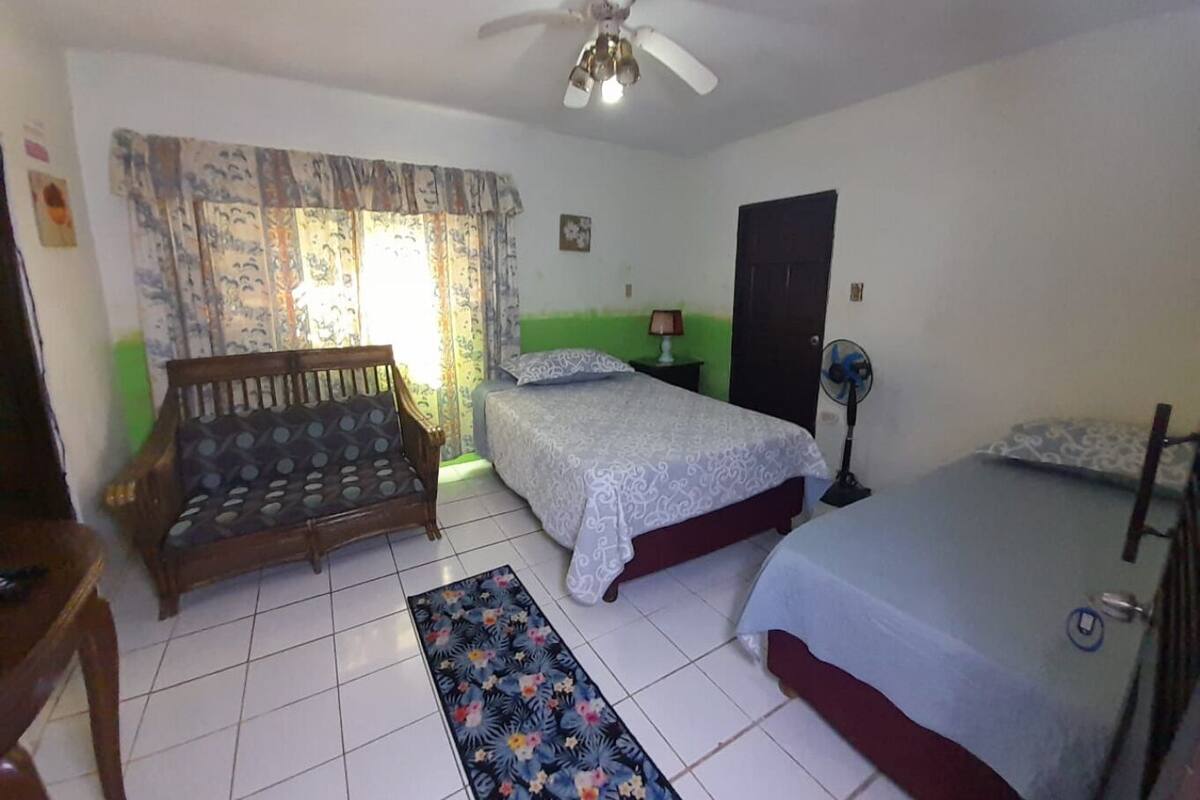 Habitación económica doble, varias camas | Colchones con acolchado adicional, caja fuerte, cortinas opacas
