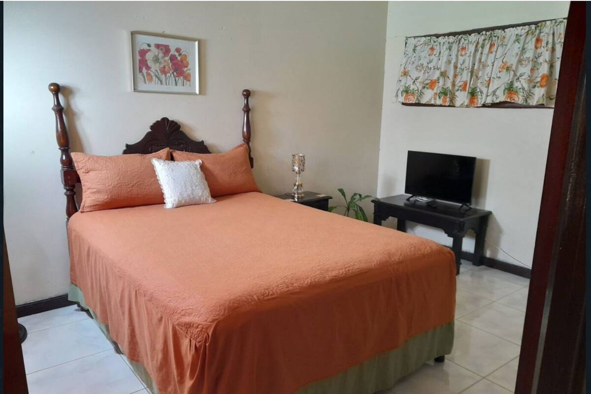 Habitación básica (2) | Colchones con acolchado adicional, caja fuerte, cortinas opacas