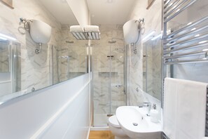 Regadera, amenidades de baño gratuitas, secadora de cabello, batas 