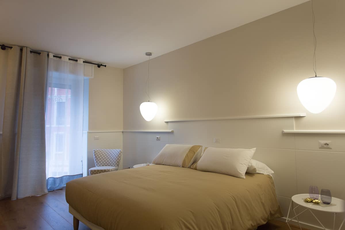 Quarto casal luxo | Escrivaninha, cortinas blackout, quartos à prova de som