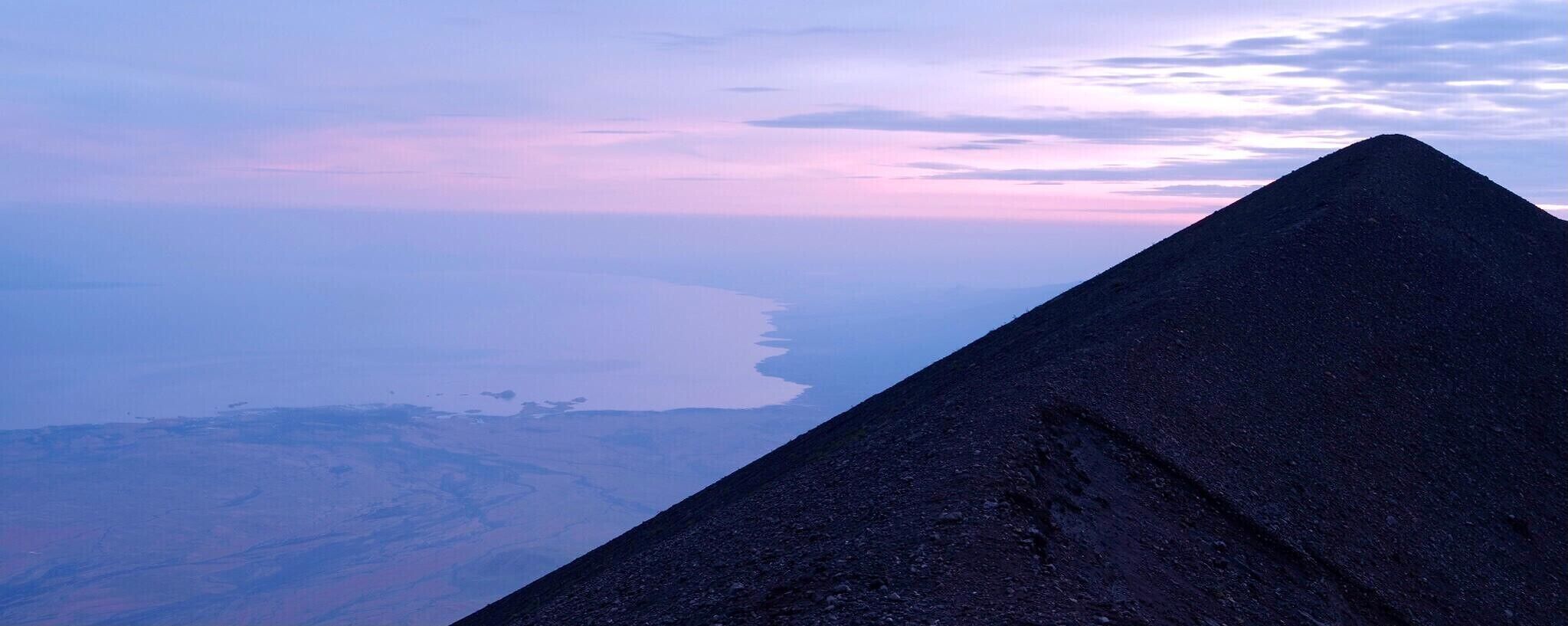 Une pyramide d’où l’on a une vue dégagée sur le paysage environnant.