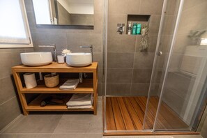 Ducha, secador de pelo, bidet, toallas