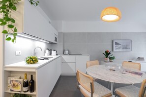 Fridge, microwave, stovetop, dishwasher
