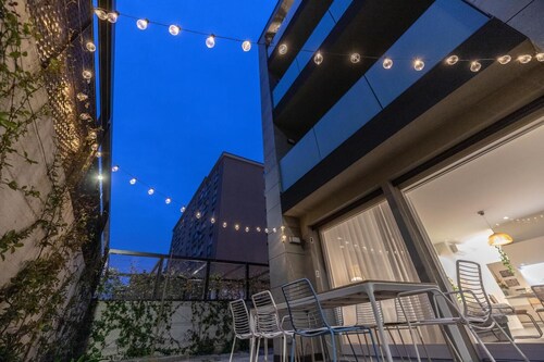 Central 2BR Apartment – Private Parking – Long Term Welcome