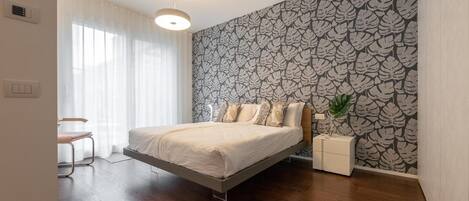 2 chambres, coffres-forts dans les chambres, bureau