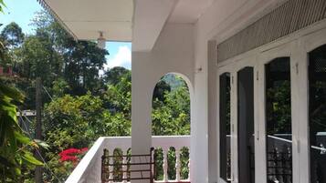 Rumah Basic | Balkon
