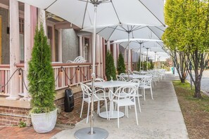 تناول الطعام بالخارج