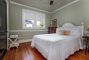 5 bedrooms, desk, iron/ironing board, travel cot