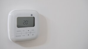A thermostat with a digital display showing 20°C, and control buttons for function, fan, mode, timer, and power. - Vesuvio Blu Apartment in the center of Naples (Napoli)