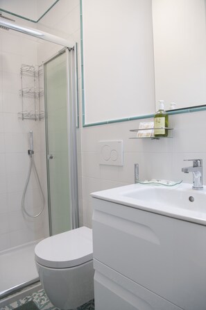 Shower, hair dryer, towels, soap - Vesuvio Blu Apartment in the center of Naples (Napoli)