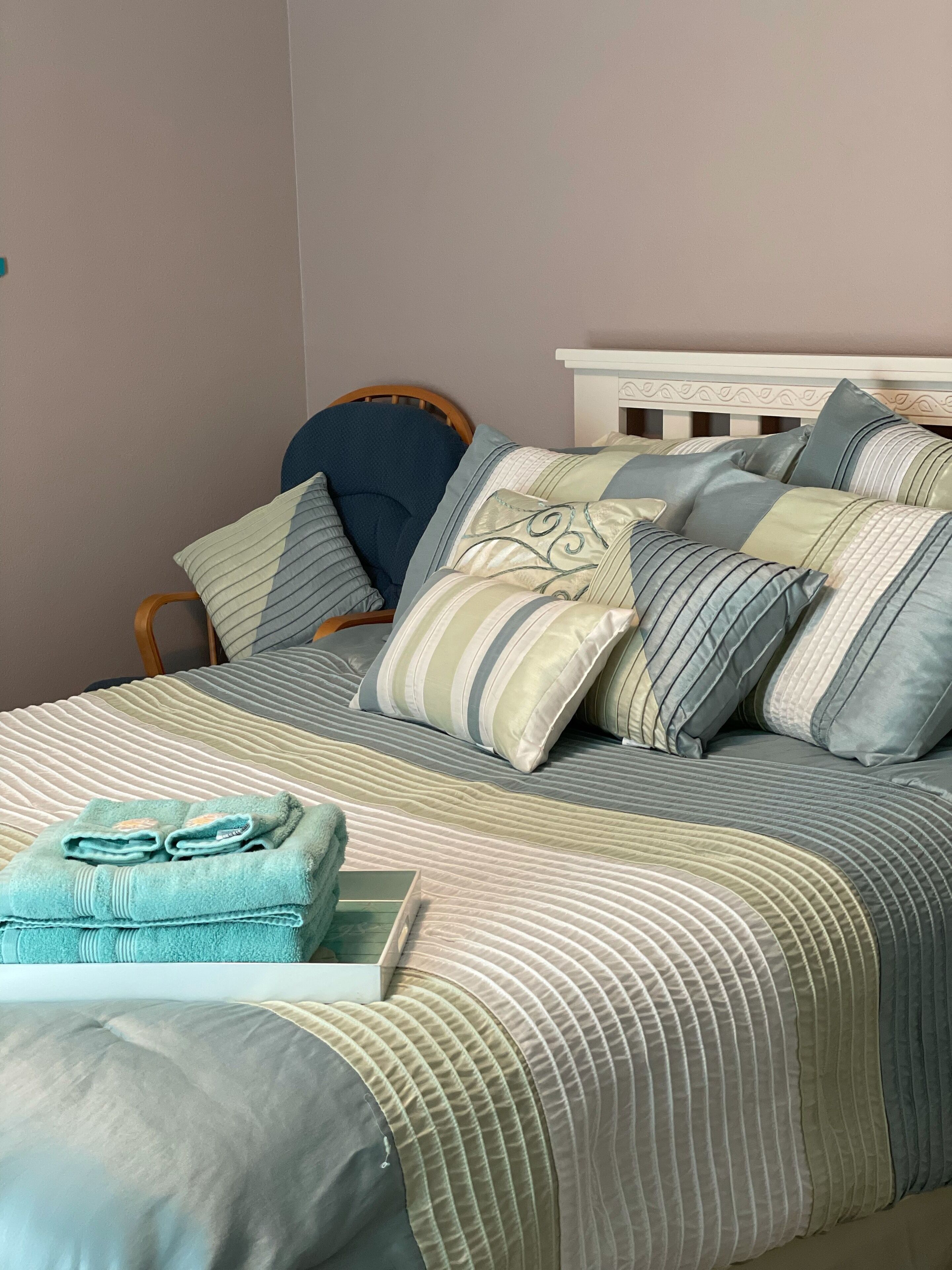 “Calm Seas” Private bedroom, Private Bathroom, pool, and nearby beaches