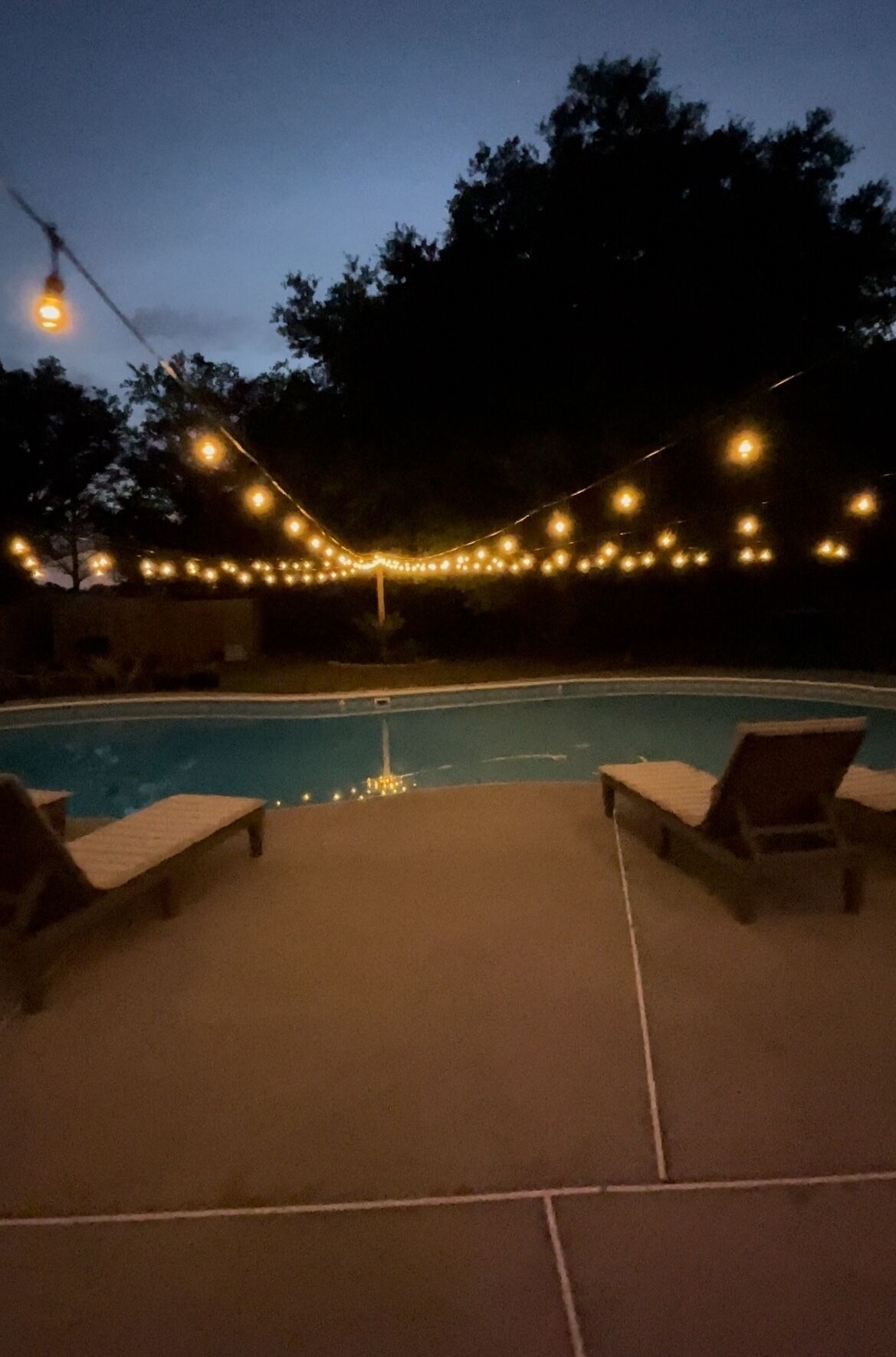 “Calm Seas” Private bedroom, Private Bathroom, pool, and nearby beaches