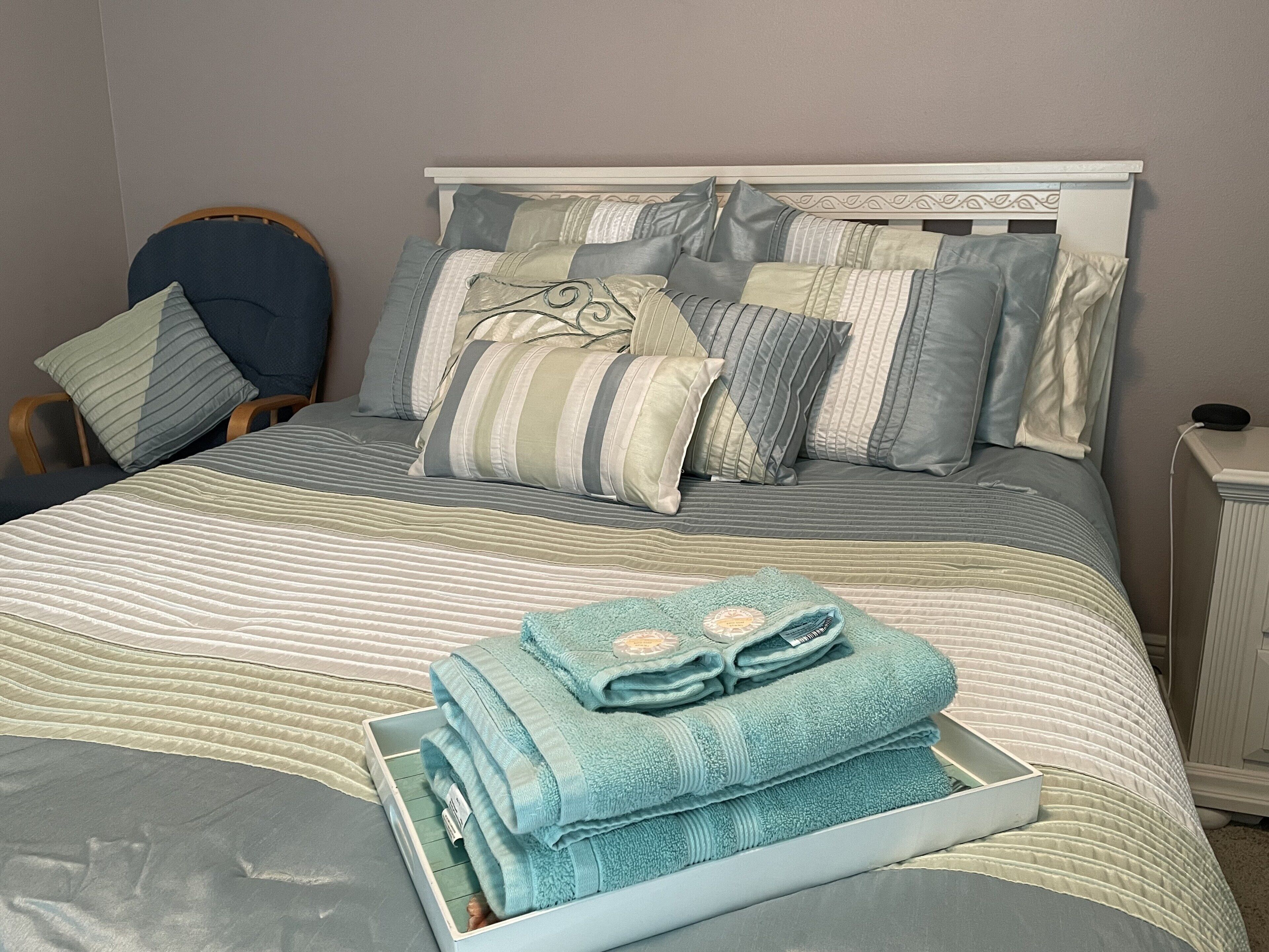 “Calm Seas” Private bedroom, Private Bathroom, pool, and nearby beaches