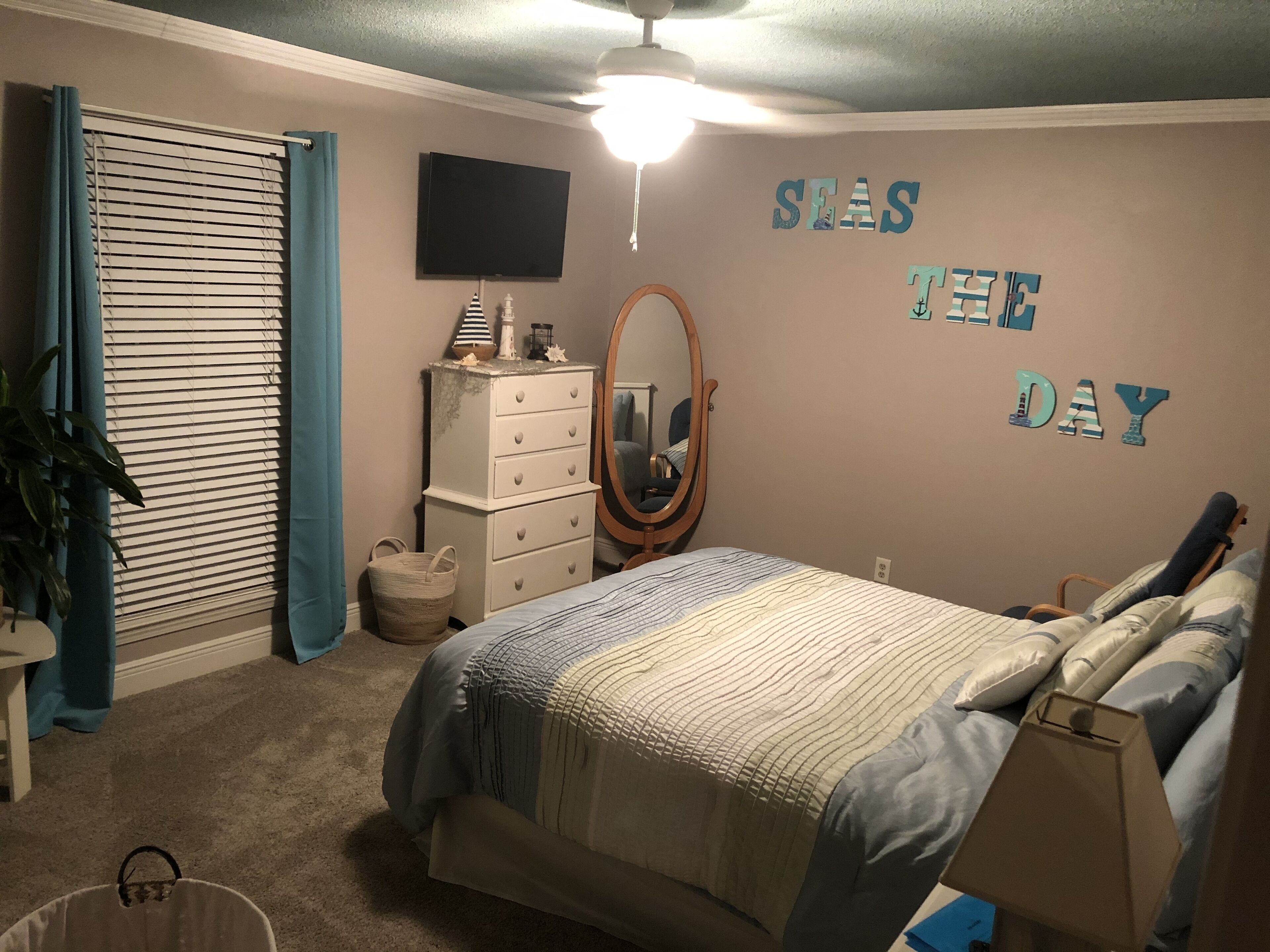 “Calm Seas” Private bedroom, Private Bathroom, pool, and nearby beaches