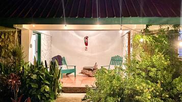 Comfort-hytte - 1 queensize-seng | Terrasse/gårdhave