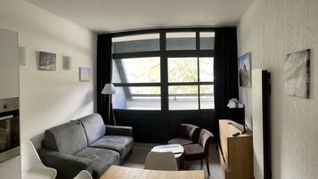 Télévision, baby-foot, livres