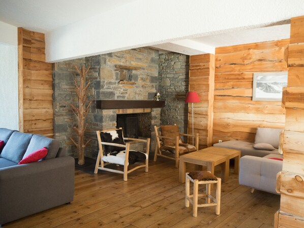 Fernseher, Tischfußball, Bücher