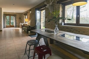 Panorama-villa - udsigt til gårdsplads (Gîte Préau) | Spiseområde